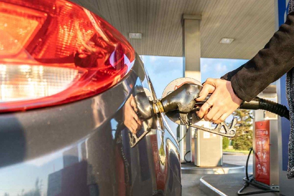 Precio de la gasolina en California supera la barrera de los 6 dólares por galón