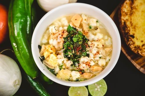 Prepara la receta de pozole blanco de Abue Angie