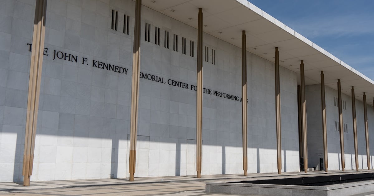 ¿Qué pasa en el Centro Kennedy? Un juez ordena a Trump avisar con 30 días de antelación sobre demolición