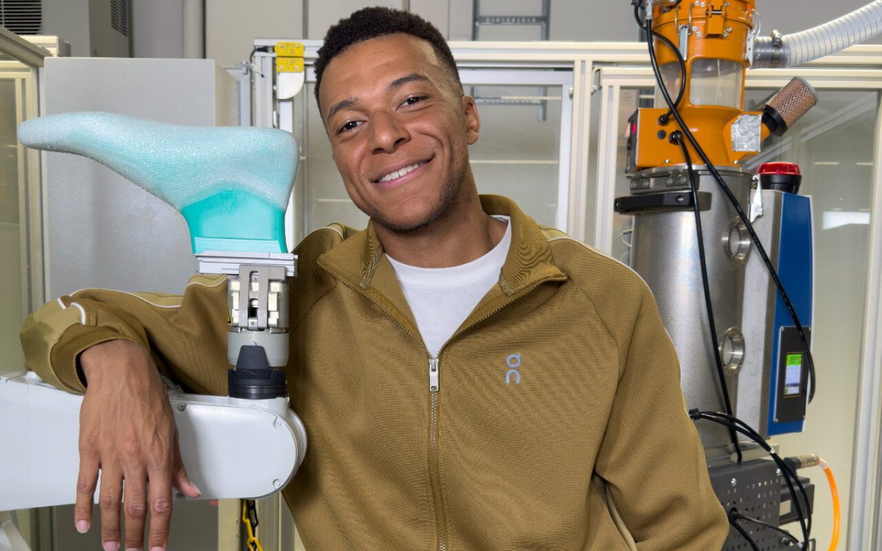 ¿Quién es el dueño de On, la marca que le quitó a Nike a Kylian Mbappé para entrar al futbol mundial?