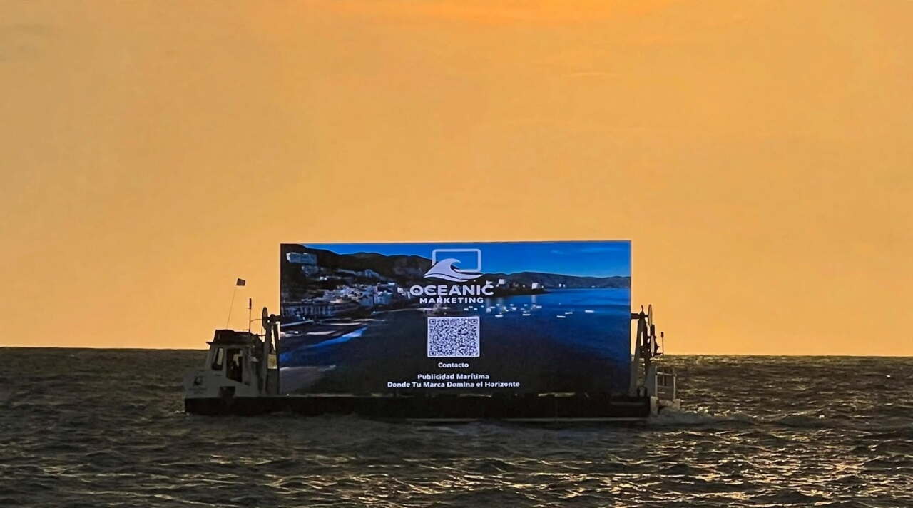 ¿Quién puso comerciales en el mar? La publicidad que genera polémica entre visitantes de Puerto Vallarta