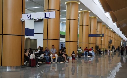 Reanudan actividades en el AICM tras suspensión por mal clima; piden revisar estatus en aerolíneas