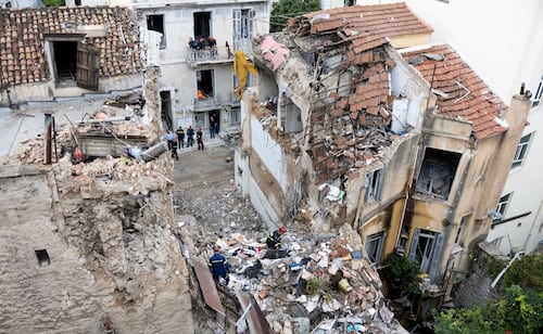 Recuperan 6 cuerpos de edificio derrumbado por explosión en Atenas; 4 de las victimas son estadounidenses