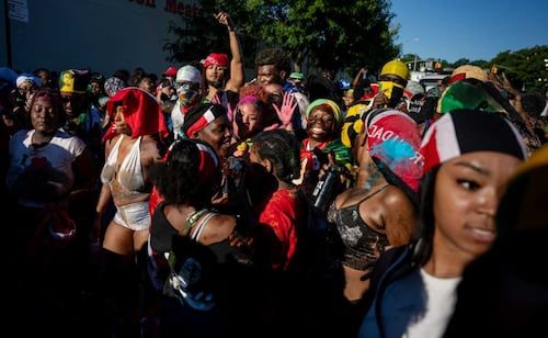 Reportan tres personas apuñaladas en Nueva York; ocurrió antes del Carnival Parade