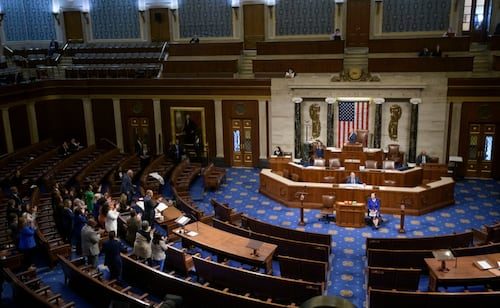 Republicanos están cerca de perder la Cámara Baja en legislativas de EU, según sondeo; demócratas obtendrían mayoría