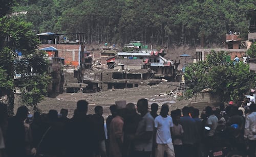 Rescatan con vida a dos sobrevivientes de riadas en Nepal; llevaban 10 días atrapados en un túnel