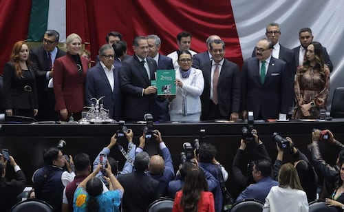 Rosa Icela entrega versión impresa y códigos QR del segundo informe de Sheinbaum en San Lázaro; sigue aquí el minuto a minuto