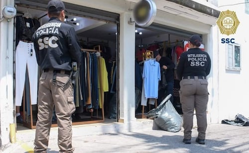 Secretaría de Finanzas y SSC decomisan ropa en comercio de alcaldía Benito Juárez; no contaba con documentación