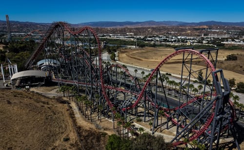 Six Flags Magic Mountain de California cierra montaña rusa X2 en medio de demandas por lesiones cerebrales; autoridades ya investigan