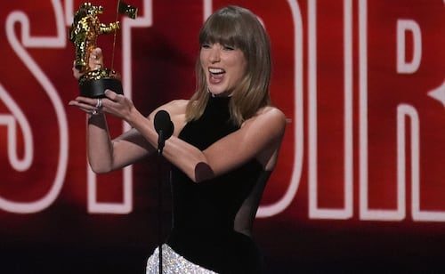 Taylor Swift sorprende en los MTV AMAs con el estreno de “Patient Zero”; convirtió su sencillo en una historia de fantasmas