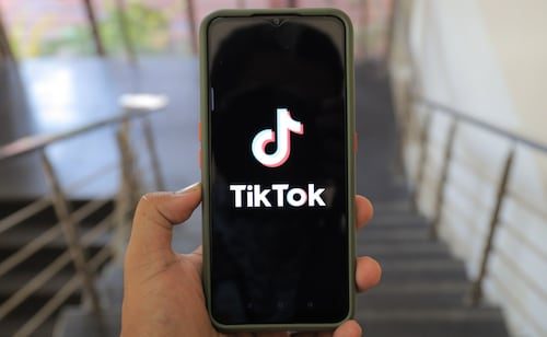 TikTok acuerda pagar 100 mdd en para evitar juicio sobre protección de menores en EU; pondrá límites a usuarios jóvenes