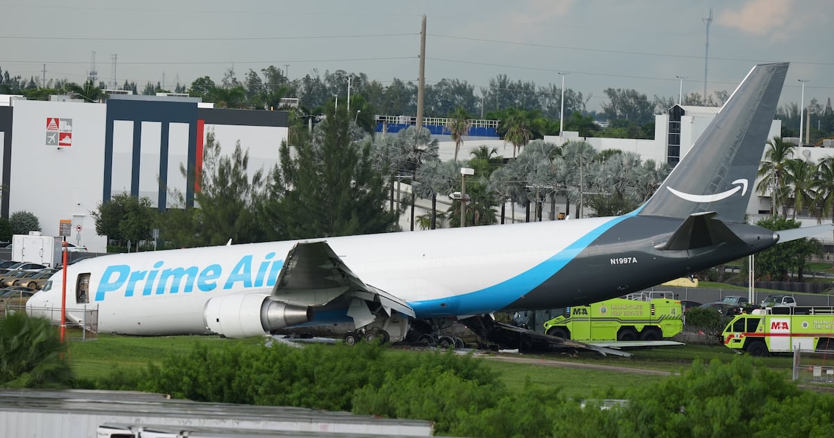 ‘Tocó tierra demasiado tarde’: Revelan audios previo a choque de avión de Amazon en Miami