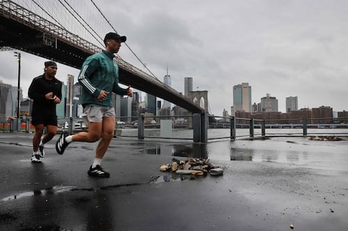 Tormenta causa inundaciones en costa noreste de EU; hay millones de personas en alerta