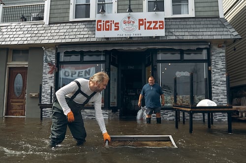 Tormenta deja a miles de hogares sin electricidad en el noreste de EU; persisten las lluvias intensas