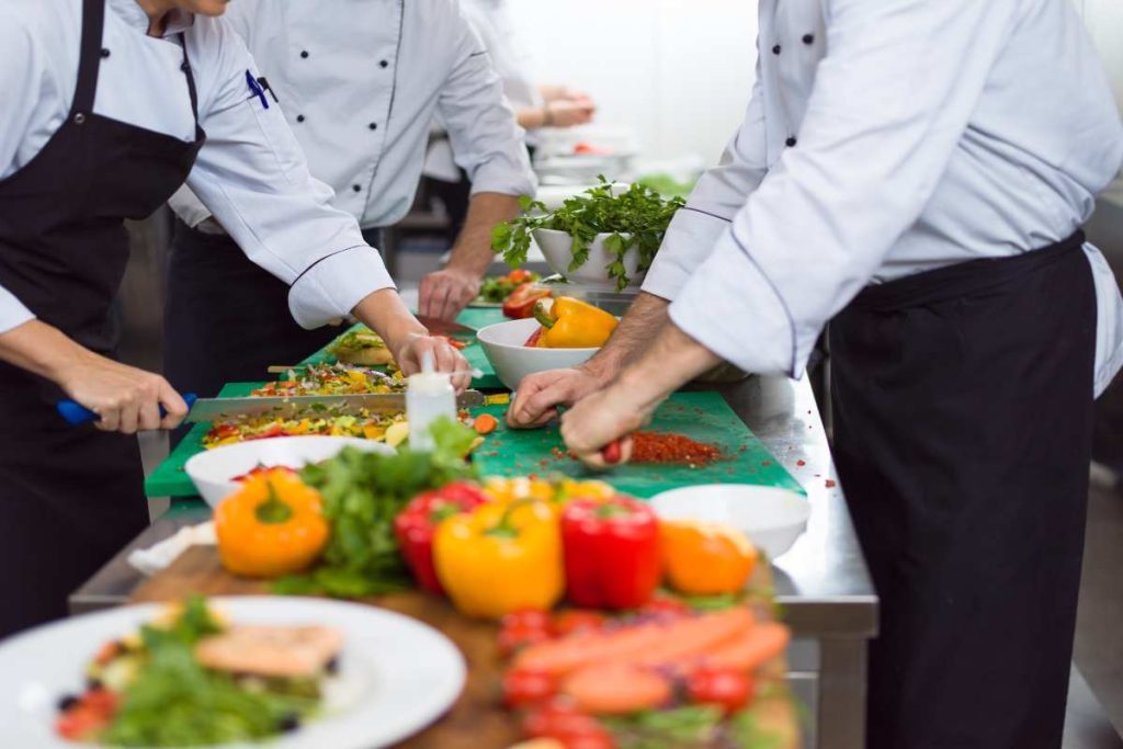 Trabajo para migrantes en Maine: Hay vacante como cocinero y gana 21 dólares la hora