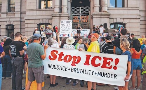 Tribunal de EU prohíbe compartir información fiscal con autoridades migratorias; datos ayudarían al ICE a identificar indocumentados
