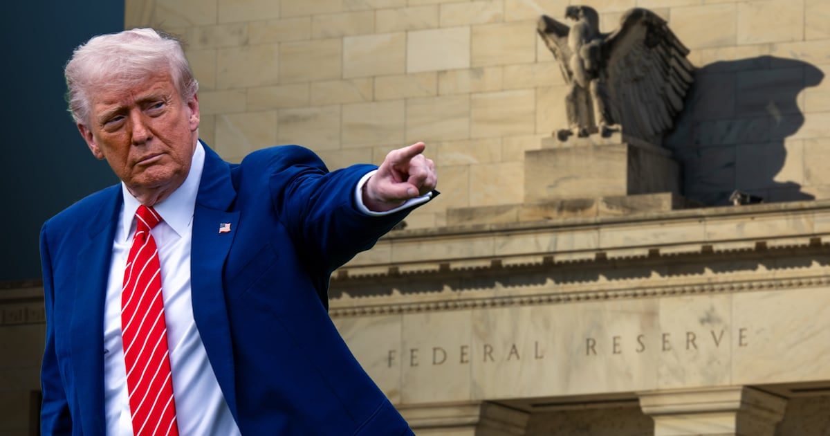Trump amenaza con ‘cortar’ comercio a países con superávit con EU... si la Fed no baja sus tasas