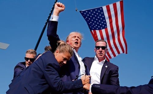 Trump atribuye intento de asesinato de 2024 a "complot de los demócratas"; crece su retórica contra oposición rumbo a elecciones