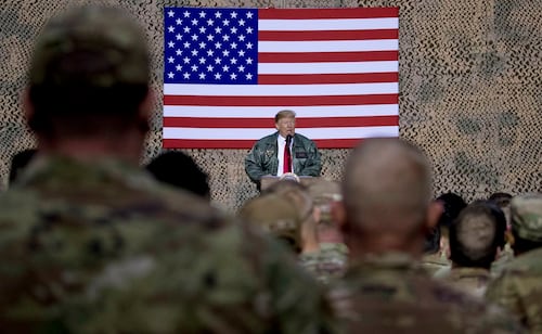 Trump califica como "victoria" la retirada de tropas de EU de Irak; el país árabe llama a vigilancia permanente y elevar coordinación