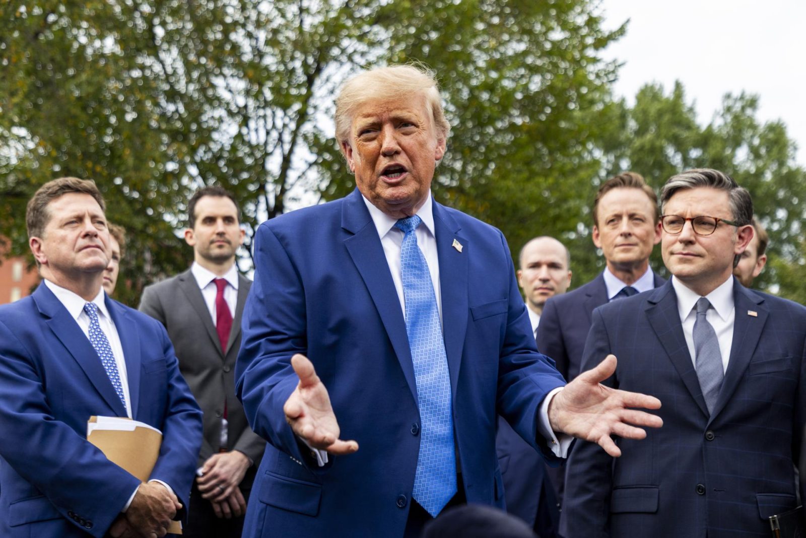 Trump defiende la ‘autorregulación’ para la IA: Se reúne con empresarios tecnológicos