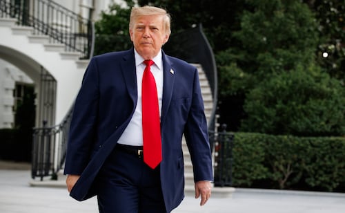 Trump difunde anuncio de campaña presidencial con fondos públicos; desata polémica