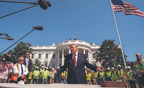 Trump inaugura helipuerto en la Casa Blanca; se queda sin audio tras veto a medios