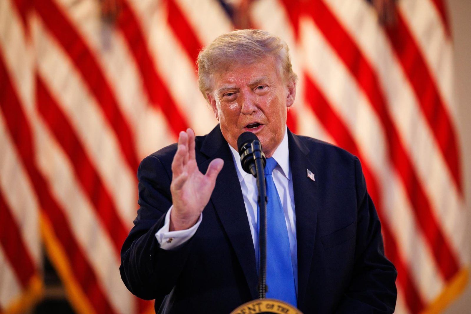 Trump ‘se pone las pilas’ y amenaza con excluir productos canadienses de compras estatales de EU