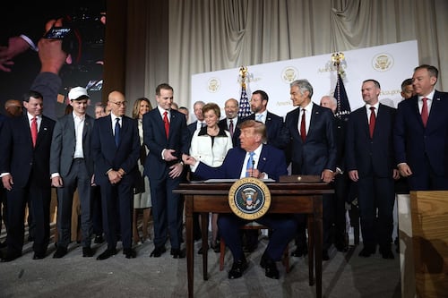 Trump se reúne con Musk, Amodei, Bezos, para hablar de la IA; rechaza frenar desarrollo de la tecnología