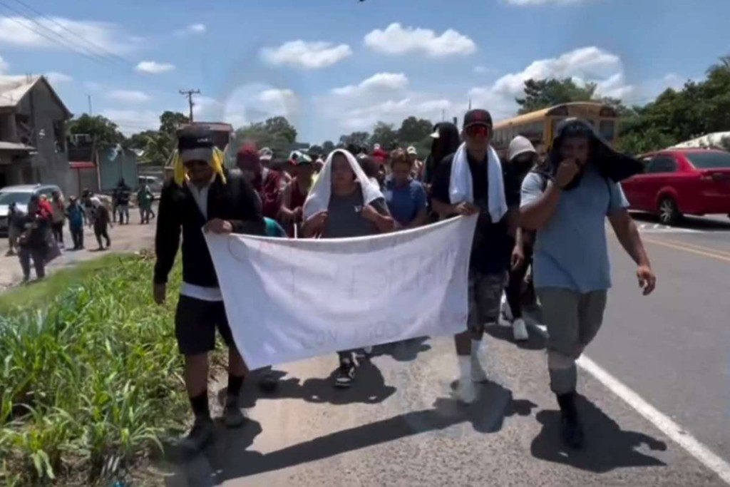 VIDEO | Caravana de migrantes hondureños entra a México y avanza hacia Tapachula