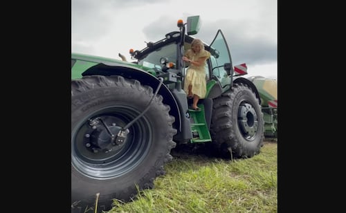 VIDEO "Monarca todoterreno": reina Máxima de Países Bajos se sale del protocolo, de nuevo; aparece al volante de un tractor