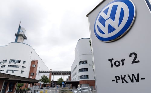 Volkswagen busca reducir costos y ajustar su plantilla; competencia china aumenta presión sobre la compañía