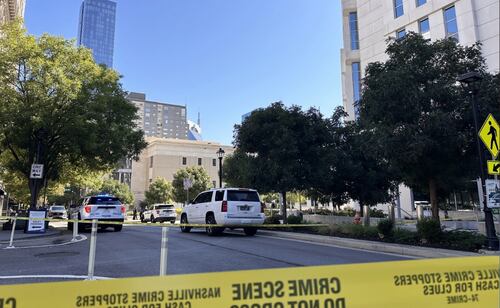 Abaten a hombre armado con pistola y cuchillo afuera de tribunal en Nashville; reportes del tiroteo generaron preocupación