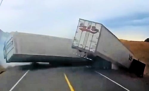 Accidente entre tres tráileres deja dos heridos en carretera Sonoyta-San Luis Río Colorado; una de las unidades se incendió tras la colisión
