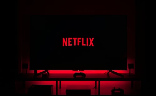 Acciones de Netflix caen y no logra tranquilizar a Wall Street; YouTube capta el doble de tiempo en pantallas