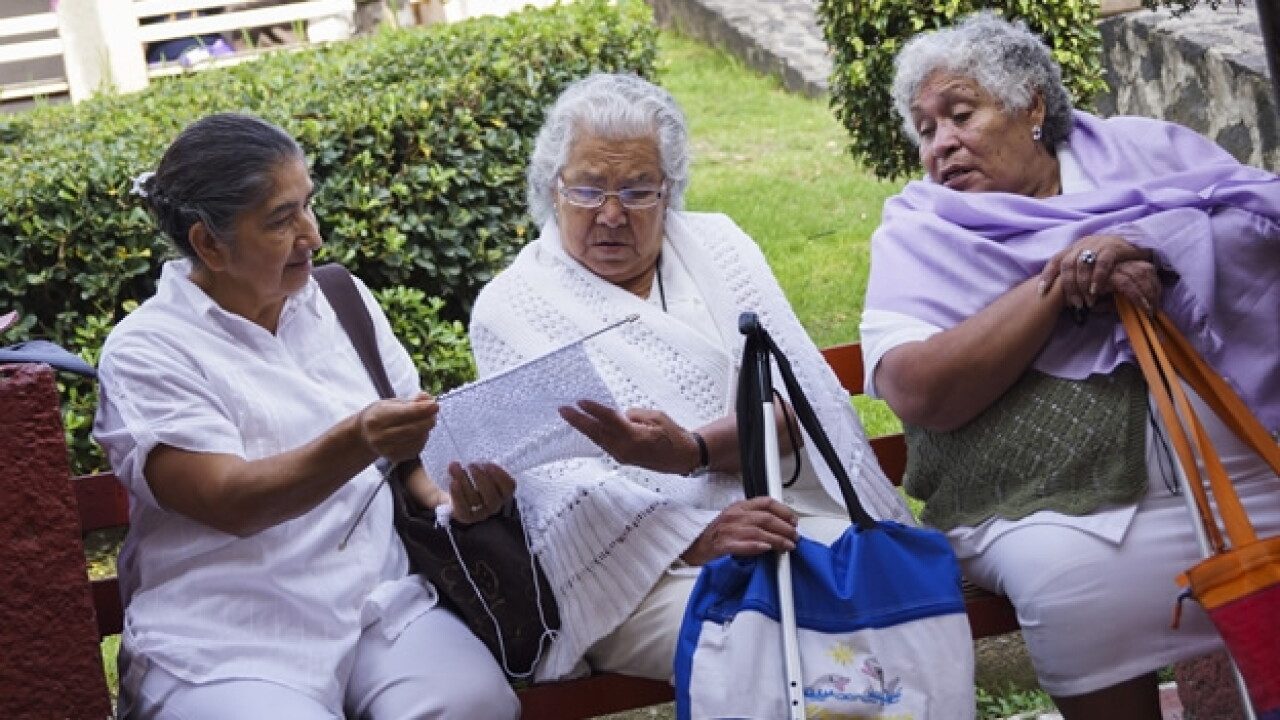 Adultos mayores se enfrentan a seguros de gastos médicos más caros en México