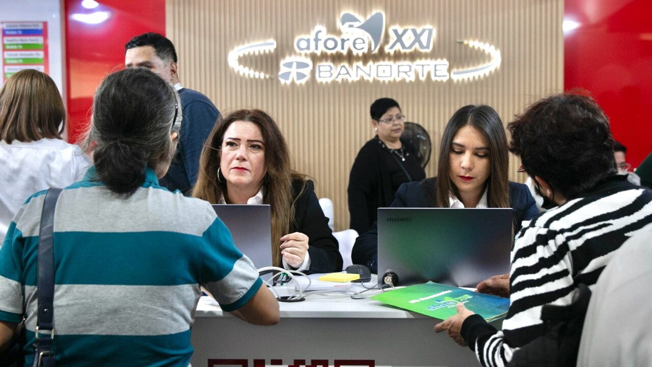 Afores obtienen más dinero vía comisiones mientras Consar vuelve a bajar la tasa de cobro para 2027