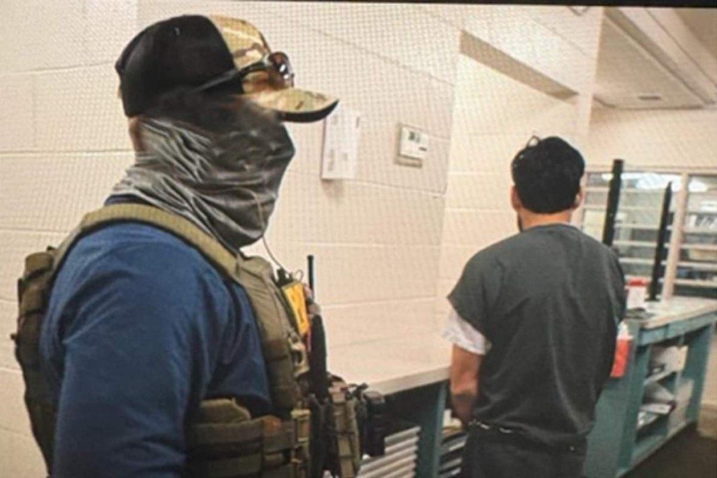 Agente de Texas que ayudó a deportar a 200 personas enfrenta dudas por sus acciones: NYT