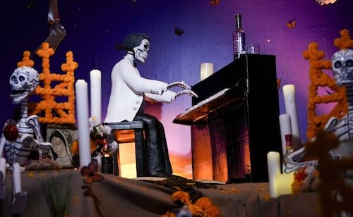 Agustín Lara protagoniza el altar de Día de Muertos en Madrid; la Casa de México se viste de cempasúchil