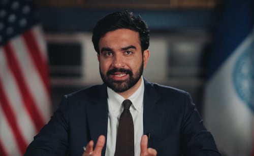 Alcalde de Nueva York explica en español a inmigrantes cómo actuar ante ICE; "estos son tus derechos", dice