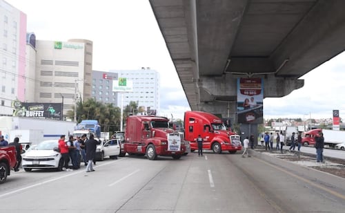 Alianza Mexicana de Organización de Transportistas bloquean varias carreteras de Puebla; protestan por asesinato de compañero