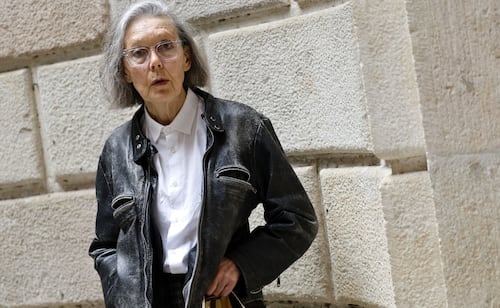 Anne Carson reacciona al Premio Nobel de Literatura; "creo que están todos locos", afirma la poeta