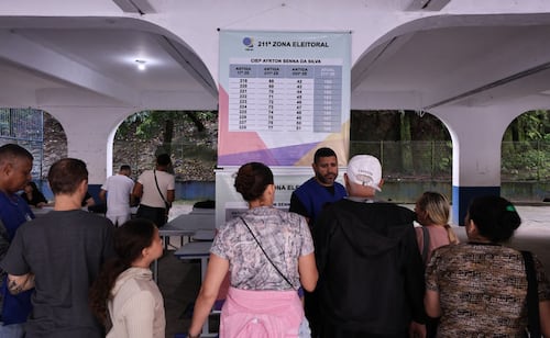 Arrancan elecciones en Brasil; hay poca distancia de votos entre Lula y Bolsonaro, reportan