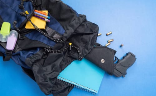 Arrestan a dos adolescentes por presunta planeación de tiroteo masivo en California; buscaban atacar una escuela secundaria
