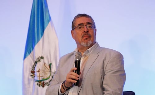 Asesinan en Guatemala a exfiscal que denunció nexos de políticos con pandilleros; fue atacado en cancha de futbol