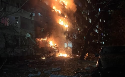 Ataque de misil ruso a planta eléctrica de Kiev deja dos muertos; "no hubo aviso previo", acusa Zelensky