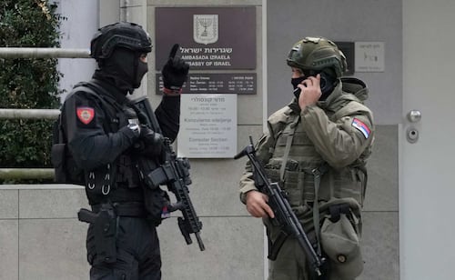 Ataque en la embajada de Israel en Serbia deja un policía herido; autoridades tratan el incidente como “ataque terrorista”