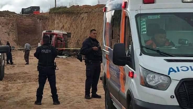 Autobús de las obras del Tren de Pasajeros México-Querétaro vuelca; hay 2 personas muertas y 20 heridos