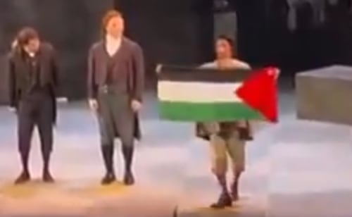Barítono es expulsado de la Ópera de Calgary; mostró una bandera palestina durante una función en Canadá