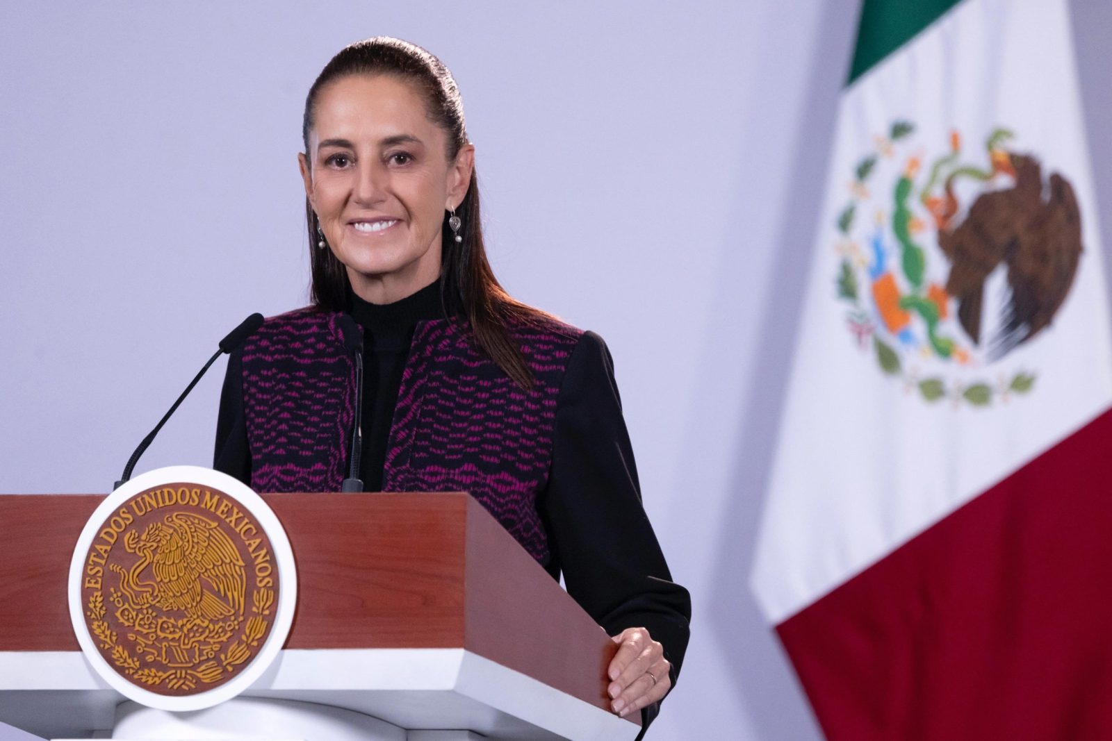 Becas para el Bienestar benefician a 22 millones de estudiantes: Sheinbaum