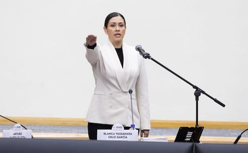Blanca Cruz García rinde protesta como presidenta interina del INE; usa la silla vacía que dejó Taddei